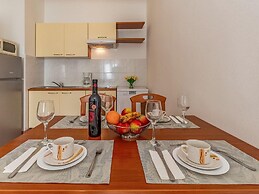 Attractive Apartment in Banjole near Fratarski Otok Island