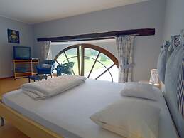 Holiday Home for 10 People set in Castle Grounds