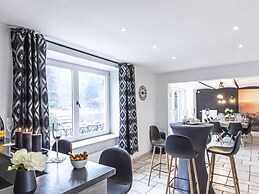 Tranquil Holiday Home in Manhay with Hot Tub near Ski Area