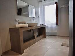 Tranquil Holiday Home in Manhay with Hot Tub near Ski Area