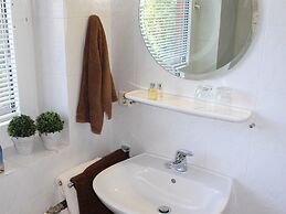 Cozy Apartment With Pool & Forest