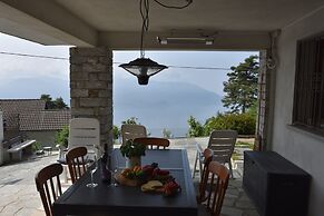 Rustic Villa With Lake Views