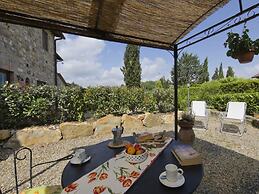 Belvilla by OYO Farmhouse in Radda With Garden