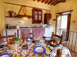 Belvilla by OYO Farmhouse in Radda With Garden