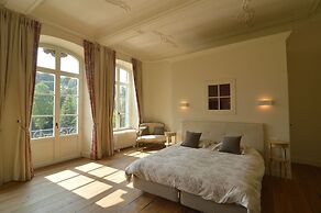 Lavish Castle With Sauna and Gym