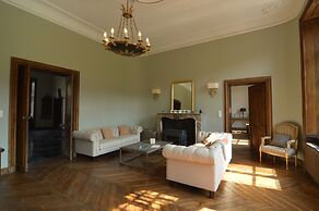 Lavish Castle With Sauna and Gym