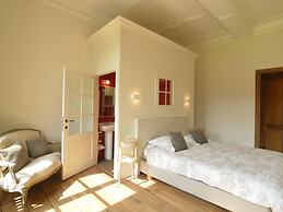 Lavish Castle With Sauna and Gym