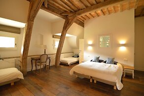 Lavish Castle With Sauna and Gym