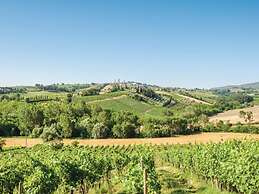 Belvilla by OYO Tranquil Farmhouse With Pool