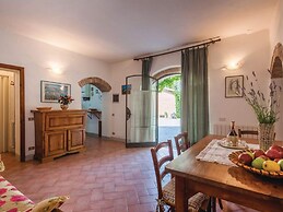 Belvilla by OYO Tranquil Farmhouse With Pool