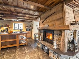 Beautiful Holiday Home with Hot Tub, Sauna & Monumental Fireplace