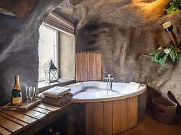 Beautiful Holiday Home with Hot Tub, Sauna & Monumental Fireplace