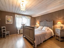 Beautiful Holiday Home with Hot Tub, Sauna & Monumental Fireplace