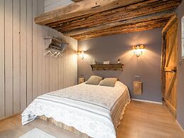 Beautiful Holiday Home with Hot Tub, Sauna & Monumental Fireplace