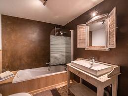 Beautiful Holiday Home with Hot Tub, Sauna & Monumental Fireplace