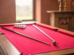 Beautiful Holiday Home with Hot Tub, Sauna & Monumental Fireplace