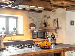 Beautiful Holiday Home with Hot Tub, Sauna & Monumental Fireplace