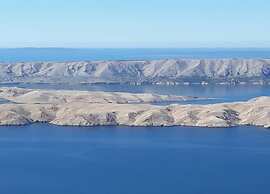 Lovely Apartment in Novalja near Sea Beach