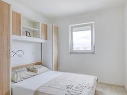 Contemporary Apartment in Novalja With Barbecue