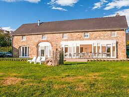 Luxurious Villa With Pool and Sauna, and Very Suitable for Culinary Wo