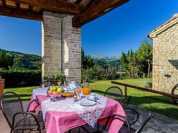 Fabulous Holiday Home With Wifi in Monte San Martino Italy