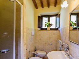 Fabulous Holiday Home With Wifi in Monte San Martino Italy