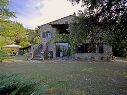 Villa with Private Swimming Pool in Hills near Cortona