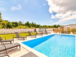 Cozy Holiday Home in Banjole near Pula City Center