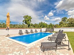 Cozy Holiday Home in Banjole near Pula City Center