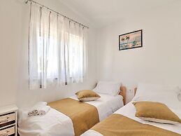 Cozy Holiday Home in Banjole near Pula City Center