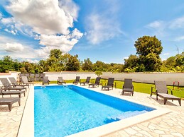 Cozy Holiday Home in Banjole near Pula City Center