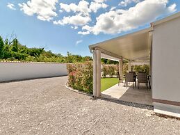 Cozy Holiday Home in Banjole near Pula City Center