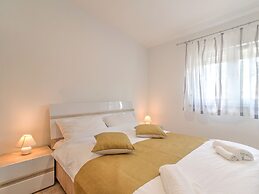 Cozy Holiday Home in Banjole near Pula City Center