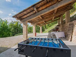 Chic Villa in Acqualagna with Hot Tub in Pool & Private Garden