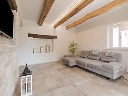 Chic Villa in Acqualagna with Hot Tub in Pool & Private Garden