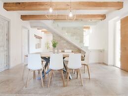 Chic Villa in Acqualagna with Hot Tub in Pool & Private Garden
