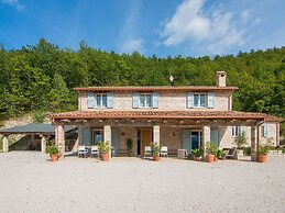 Chic Villa in Acqualagna with Hot Tub in Pool & Private Garden