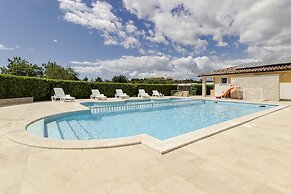 Elegant Apartment in Banjole near Fratarski Otok Island