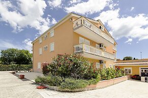 Elegant Apartment in Banjole near Fratarski Otok Island