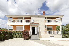 Elegant Apartment in Banjole near Fratarski Otok Island