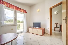 Elegant Apartment in Banjole near Fratarski Otok Island