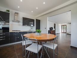 Belvilla by OYO Modern Villa in Nissoria With Pool