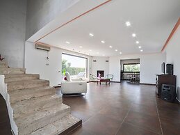 Belvilla by OYO Modern Villa in Nissoria With Pool