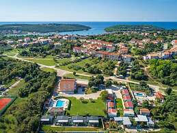 Gorgeous Mobile Home in Banjole With Swimming Pool