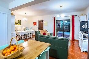 Carcavelos Villa With Pool