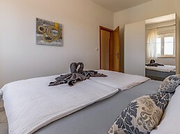 Classy Apartment in Banjole near Beach & Pula City