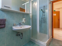 Classy Apartment in Banjole near Beach & Pula City