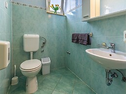 Classy Apartment in Banjole near Beach & Pula City