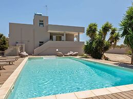 Belvilla by OYO Pool Villa Torre San Giovanni