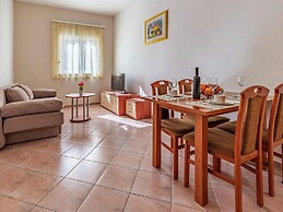 Lovely Apartment in Banjole near Beach & Town Center